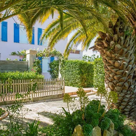 Renting Chez Sophie - 2 Bedroom 2-4pers Terrace Sea View Pool Garage *