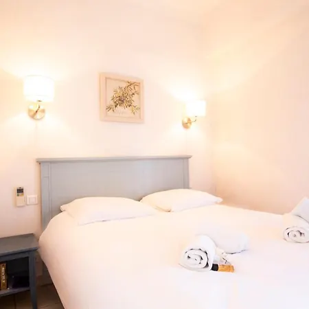 Renting Chez Sophie - 2 Bedroom 2-4pers Terrace Sea View Pool Garage *